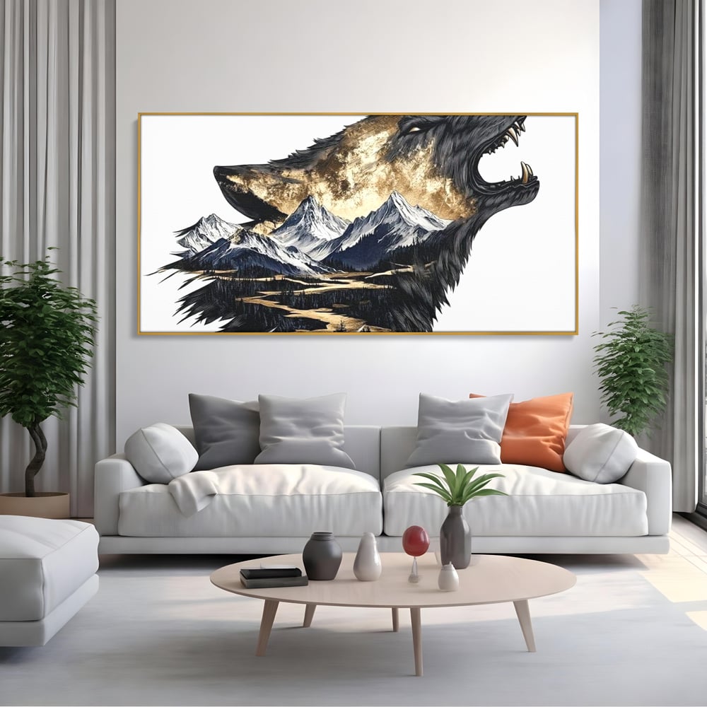 Tablou canvas cu ilustratie cu lup care urla si munti, in rama de aluminiu auriu, pe perete intr-un living